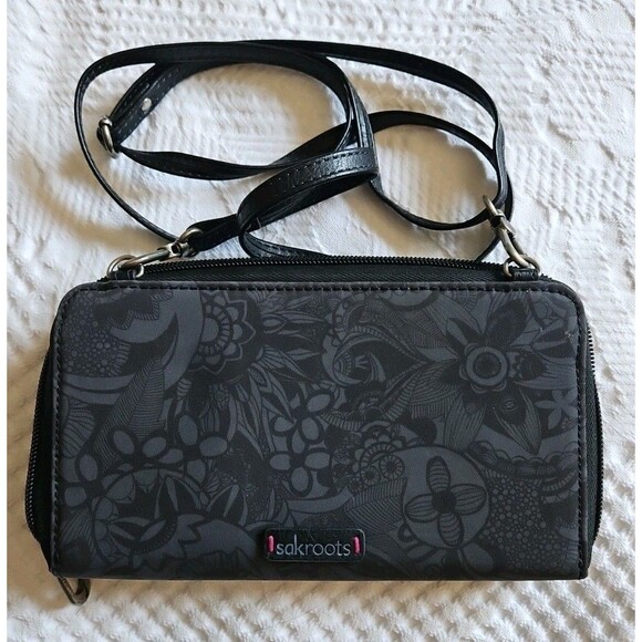 NWOT Sakroots Cambria Large Smartphone Crossbody Black Tonal Spirit Desert - Picture 1 of 8